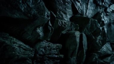 Mağara Duvarı Boyunca Yavaşça Hareket Et
