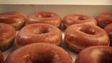 Adam Kutudan Çörek Aldı