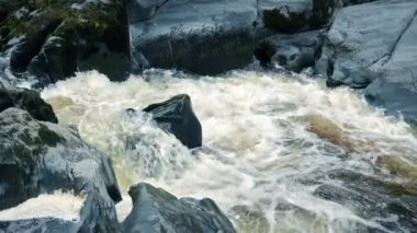 Dağlardaki Kayalıkların İçinden Köpüren Nehir