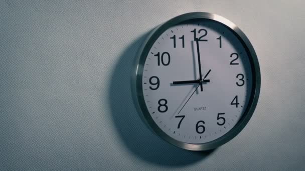 Ρολόι Κοντά Στις Ώρα Στο Γραφείο — Αρχείο Βίντεο