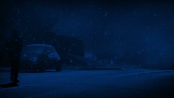 Man Loopt Nachts Weg Sneeuw — Stockvideo