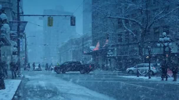 Ciudad Tormenta Nieve Con Coches Gente Por Noche — Vídeo de stock