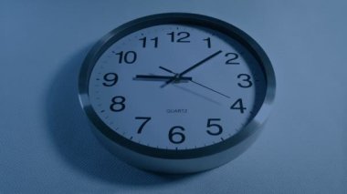 Akşam 9 'dan Sonra Duvar Saati Düşük Açı