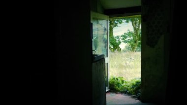 Eski Dökülen Ev 'deki Kapı Girişi