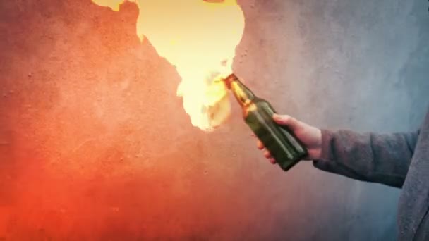 Molotov Cocktail Slut Och Kastas Närbild — Stockvideo