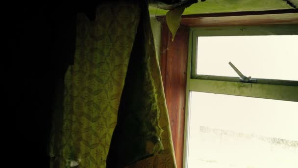 残破公寓内的窗帘移位镜头 — 图库视频影像