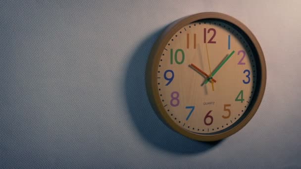 Aula Dormitorio Niños Reloj Alrededor Mañana Por Noche — Vídeo de stock