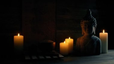 Mumlar ve Buda figürüyle Spa Detayları