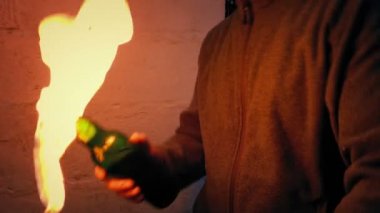 Molotof Kokteylleri, Aydınlatıldı ve Karanlık 3 Atış Yapıldı