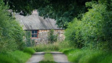 Yaprak Yolu 'nun sonundaki çiftlik evi.