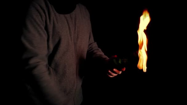 夜に投げられる炎のボトルBy Rioter — ストック動画