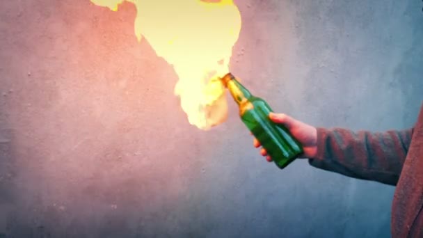Mann Wirft Brennende Flaschen Randale Brandstiftung — Stockvideo