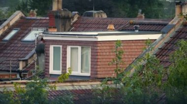 Güneşli bir akşamda Varoşlarda Ev Çatı