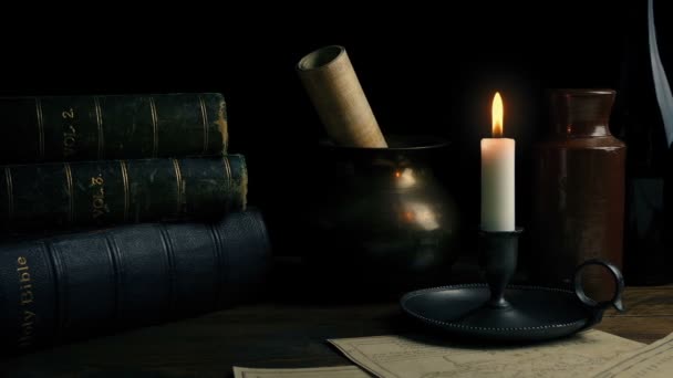 Historische Szene Von Büchern Und Kerzen Auf Dem Tisch — Stockvideo
