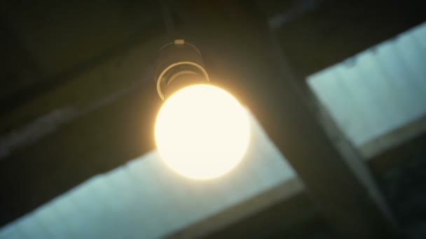 Glühbirne Schaltet Sich Ein Und Flackert Defekten Strom — Stockvideo