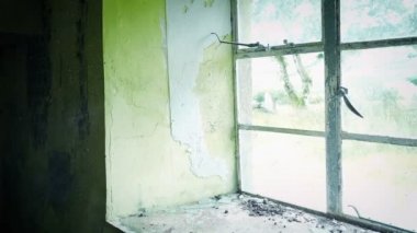 Hasarlı Özellikteki Eski Pencere Taşıma Çekimi