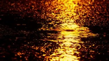 Gece vakti sokak lambasında yağmur yağıyor.