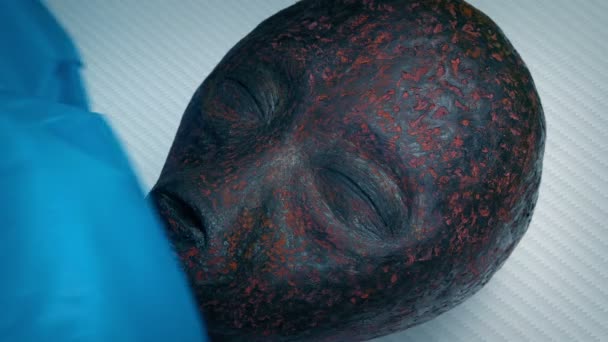Cadáver Alienígena Quemado Descubierto Cubierto Laboratorio — Vídeo de stock