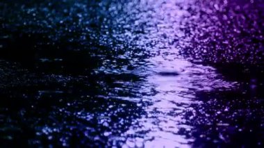 Şehir Neon Işıkları Yağmurda Yere Yansıyor