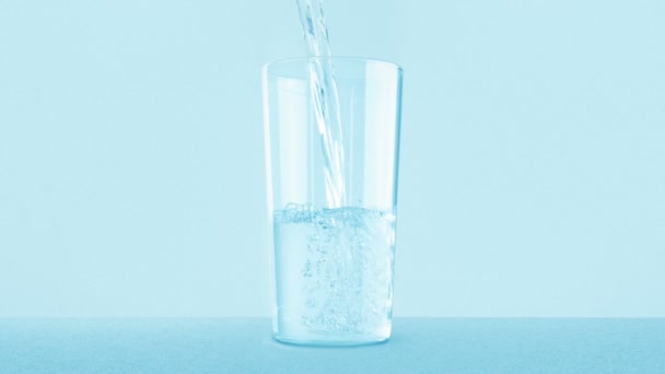 Glas Zuiver Water Wordt Gegoten — Stockvideo