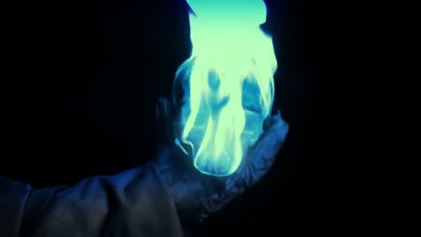 Wizard Houdt Magic Burning Skull Omhoog Gooit Naar Camera — Stockvideo