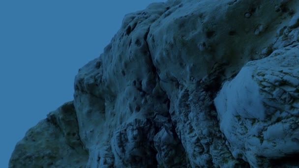 夕暮れ時の海のそばの風化した岩 — ストック動画