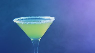 Barmen Klüpte Kokteyl 'e Meyve Dilimi Ekliyor