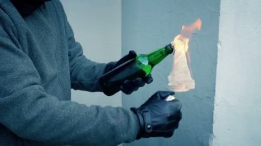 Molotov Maskeli Adam 2 Atışları Tarafından Fırlatıldı