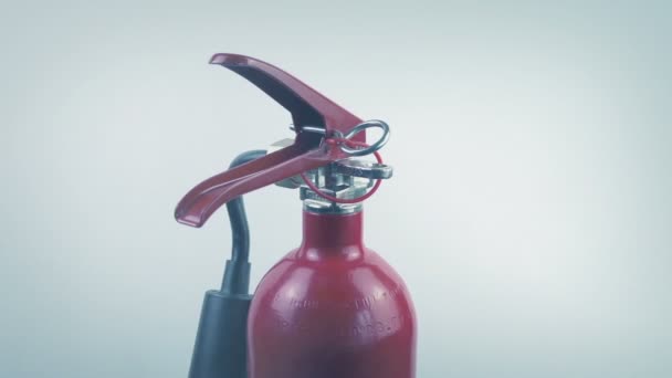 Extintor Incêndio Por Parede Com Fumaça Acumulando — Vídeo de Stock