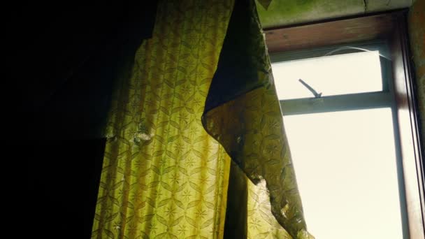 透过窗户跑下有旧窗帘的房子 — 图库视频影像