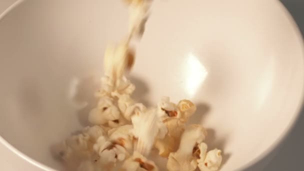 Popcorn Versa Nella Ciotola Rotante Alimento Del Partito — Video Stock