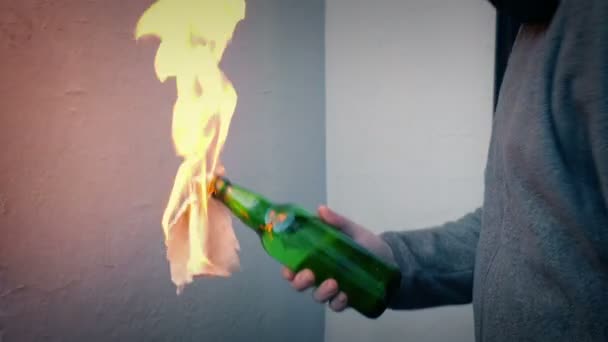 Molotov Cocktail Illuminato Gettato Concetto Sommossa — Video Stock