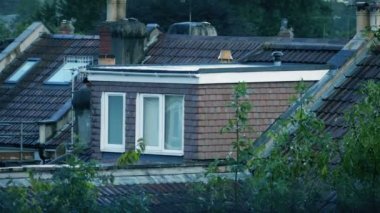 İkametgah Alanında Çatı Rüzgâr Günü