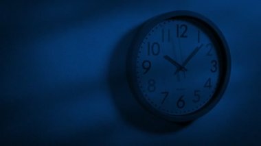 Korkunç Kabus Gölgeleri Çocuk Duvarı Saatinin Üzerinde Hareket Ediyor