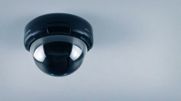 Cctv Cupola Nera Sul Soffitto Girato Loop — Video Stock