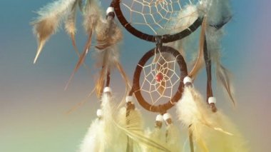 Rüya Yakalayıcı Yatak Odasında Renkli Parıldıyor