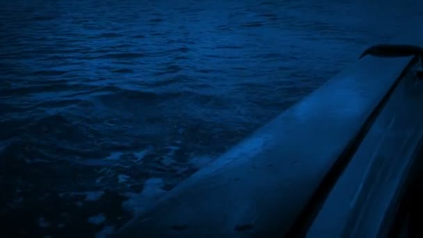 Navegando Noite Lado Vista Barco — Vídeo de Stock