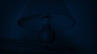 Lamba yanıp sönüyor, toz ışıklarıyla.