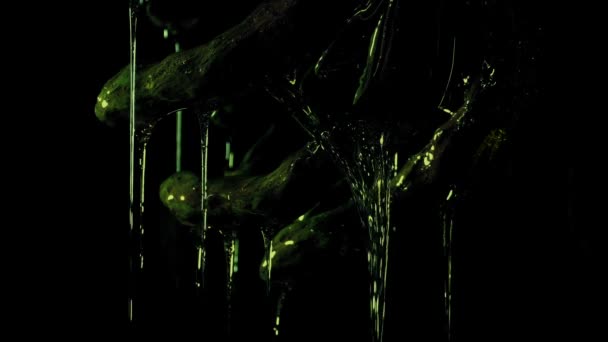 Πράσινο Γλοιώδες Εξωγήινο Πλάσμα Που Στάζει Στο Σκοτάδι — Αρχείο Βίντεο