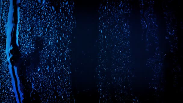 街のネオンカラーで画面上の雨 — ストック動画