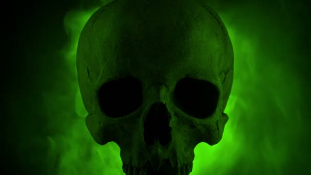 Crânio Com Verde Brilhante Fumaça Correndo Para Fora — Vídeo de Stock