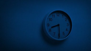 Gece Duvarda Saat 8.30