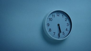 Ofis Duvarında Saat 5.30 Hareketli Atış