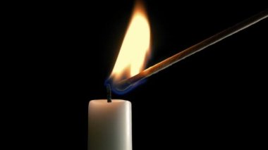 Mum yanar ve söner.