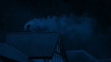 Eski Ev 'de gece baca sigara içiyor.