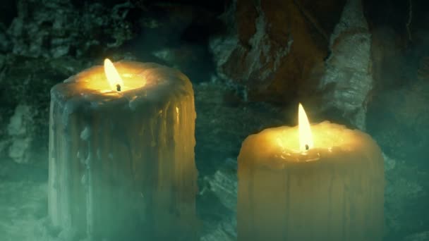 在女巫洞穴里吹灭蜡烛 — 图库视频影像