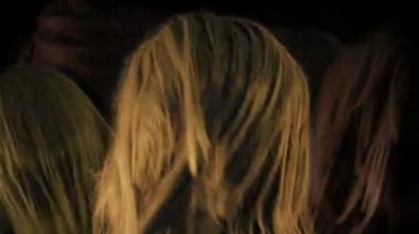 Heavy Metal 'in tadını çıkaran kafa patlatan kalabalık.