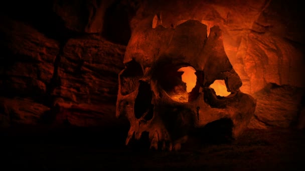 骷髅在洞穴地板上可怕的场景 — 图库视频影像