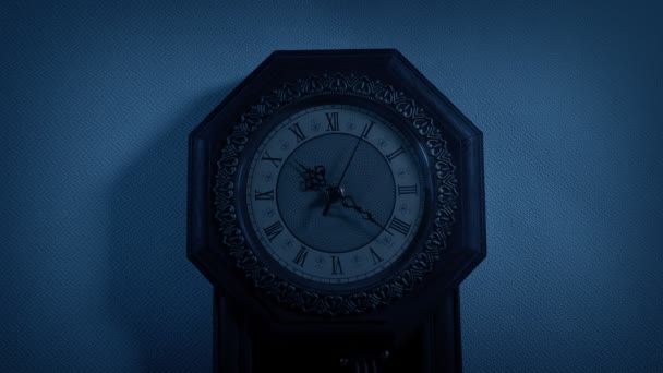 Reloj Vintage Pared Oscuridad — Vídeo de stock