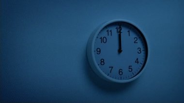 12. Saat - Karanlıktaki Duvar Saati